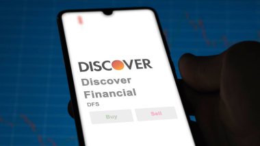 09 Nisan 2024, Riverwood, Illinois. Discover Financial 'ın logosunu bir değiş tokuş ekranında kapatın. Finansal fiyat hisselerini keşfet, DFS $on a device.