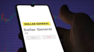 09 Nisan 2024, Goodlettsville, Tennessee. Takas ekranındaki Dolar General logosuna yaklaş. Dolar Genel Fiyat Hisseleri, Bir aygıt üzerinde $DG.