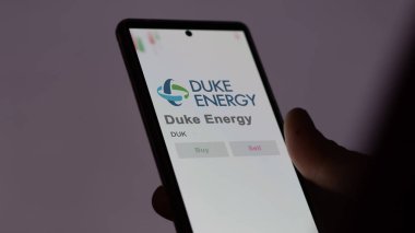 09 Nisan 2024, Charlotte, Kuzey Carolina. Duke Enerji 'nin logosuna bir değiş tokuş ekranında yaklaş. Duke Enerji hisseleri, bir cihazda DUK $.