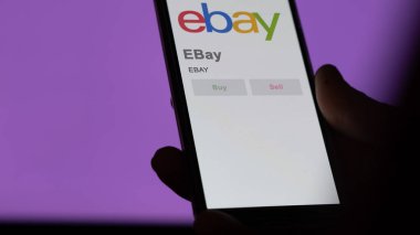 09 Nisan 2024, San Jose, Kaliforniya. Bir değiş tokuş ekranında eBay 'in logosuna yaklaş. eBay hisse senetleri, bir cihaza EBAY $.