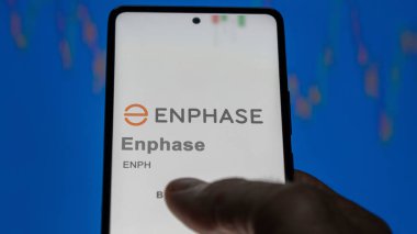 29 Nisan 2024, Fremont, Kaliforniya. Değiş tokuş ekranındaki Enphase logosuna yaklaş. Enphase fiyat hisseleri, bir aygıt üzerinde ENPH $.