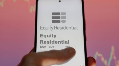 29 Nisan 2024, Chicago, Illinois. Equity Residential logosuna yakın çekim bir takas ekranında. Hisse senedi, cihaza EQR $.