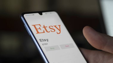09 Nisan 2024, New York, New York. Değiş tokuş ekranında Etsy 'nin logosuna yaklaş. Etsy hisse senetleri, bir cihazda ETSY $.