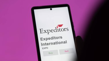 09 Nisan 2024, Seattle, Washington. Expeditors International 'ın logosuna yakın çekim bir değiş tokuş ekranında. Expeditors International Price Stocks, bir cihazda EXPD $.
