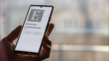 09 Nisan 2024, Irvine, Kaliforniya. Edwards Hayat Bilgisi 'nin logosuna yakın çekim yap. Edwards Lifesciences hisse senetleri, bir cihaza EW $.