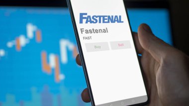 29 Nisan 2024, Winona, Minnesota. Fastenal 'ın logosuna bir değiş tokuş ekranında yaklaş. Fastenal fiyat hisseleri, bir cihazda FAST $.