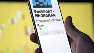 09 Nisan 2024, Phoenix, Arizona. Bir değiş tokuş ekranında Freeport-McMoRan logosuna yaklaş. Freeport-McMoRan hisse senetleri, bir cihaza FCX $.
