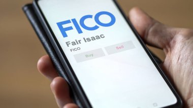 09 Nisan 2024, Bozeman, Montana. Bir değiş tokuş ekranında Adil Isaac 'in logosuna yaklaş. Adil Isaac hisse senetleri, bir cihazda FICO $.