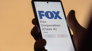 09 Nisan 2024, New York, New York. Fox Corporation 'ın (A sınıfı) logosuna bir takas ekranında yaklaş. Fox Corporation (A sınıfı) hisse senetleri, bir cihaza FOXA $.