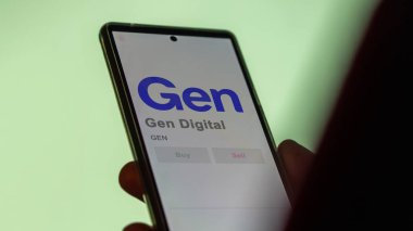 09 Nisan 2024, Tempe, Arizona. Gen Digital 'in logosunu bir değiş tokuş ekranında kapat. Gen Dijital Fiyat Hisseleri, GEN $bir aygıt üzerinde.