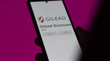 09 Nisan 2024, Foster City, Kaliforniya. Gilead Sciences 'ın logosuna bir değiş tokuş ekranında yaklaş. Gilead Sciences hisse senetleri, GILD $bir aygıt üzerinde.