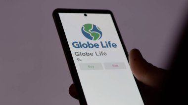 09 Nisan 2024, McKinney, Teksas. Bir değiş tokuş ekranında Globe Life 'ın logosuna yaklaş. Globe Life hisse senetleri, bir cihazda GL $.