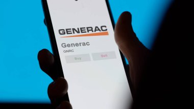 09 Nisan 2024, Waukesha, Wisconsin. Değiş tokuş ekranındaki Generac logosuna yaklaş. Jenerasyon fiyat hisseleri, bir cihazda GNRC $.