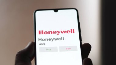 09 Nisan 2024, Charlotte, Kuzey Carolina. Bir değiş tokuş ekranındaki Honeywell logosuna yaklaş. Honeywell hisse senetleri, bir cihaz için HON $.