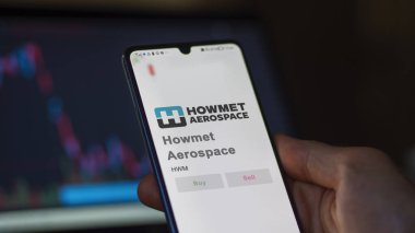 29 Nisan 2024, Pittsburgh, Pennsylvania. Bir değiş tokuş ekranındaki Howmet Havacılık logosuna yaklaş. Aerospace hisse senetleri, bir cihaza HWM $.