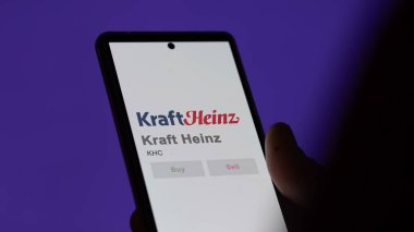 29 Nisan 2024, Chicago, Illinois, Pittsburgh, Pennsylvania. Değiş tokuş ekranında Kraft Heinz 'ın logosuna yaklaş. Kraft Heinz hisse senetleri, KHC $bir aygıt üzerinde.