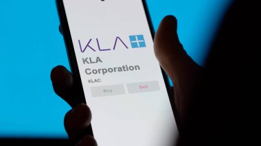 09 Nisan 2024, Milpitas, Kaliforniya. Bir değiş tokuş ekranında KLA Şirketi 'nin logosuna yaklaş. KLA Şirketi hisse senetleri, KLAC $bir aygıt üzerinde.