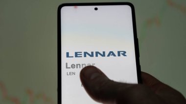 09 Nisan 2024, Miami, Florida. Bir değiş tokuş ekranında Lennar 'ın logosuna yaklaş. Lennar hisse senetleri, bir cihaz için LEN $.