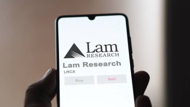 29 Nisan 2024, Fremont, Kaliforniya. Bir değiş tokuş ekranındaki Lam Araştırma logosuna yaklaş. Lam Araştırma Fiyat Hisseleri, Bir aygıt üzerinde $LRCX.