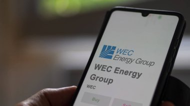 09 Nisan 2024, Milwaukee, Wisconsin. WEC Enerji Grubu 'nun logosunu değiş tokuş ekranında kapatın. WEC Enerji Grubu hisse senetleri, bir aygıt için WEC $.