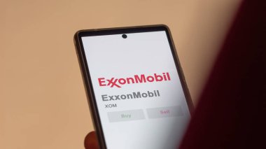 09 Nisan 2024, Irving, Teksas. ExxonMobil 'in logosuna yakın çekim yap. ExxonMobil fiyat hisseleri, cihaza XOM $.