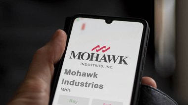 09 Nisan 2024, Calhoun, Georgia. Mohawk Endüstri 'nin logosuna yakın çekim bir değiş tokuş ekranında. Mohawk Endüstri hisse senedi fiyatları, bir cihaza $MHK.