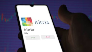09 Nisan 2024, Richmond, Virginia. Değiş tokuş ekranındaki Altria logosuna yaklaş. Altria hisse senetleri, bir cihaza $MO.