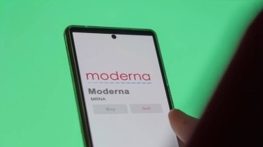 29 Nisan 2024, Cambridge, Massachusetts. Bir değiş tokuş ekranında Moderna logosuna yaklaş. Moderna fiyat hisseleri, cihazda MRNA $.