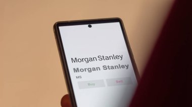 09 Nisan 2024, New York, New York. Değiş tokuş ekranındaki Morgan Stanley logosuna yaklaş. Morgan Stanley hisse senedi fiyatları, bir cihazda MS $.