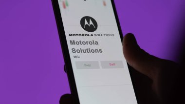 29 Nisan 2024, Chicago, Illinois. Motorola Solutions 'ın logosunu bir değiş tokuş ekranında kapatın. Motorola Çözümleri fiyat hisseleri, bir aygıt üzerinde $MSI.