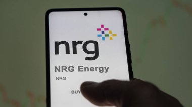 09 Nisan 2024, Houston, Teksas. Değiş tokuş ekranındaki NRG Enerji logosuna yaklaş. NRG Enerji Fiyat Hisseleri, NRG $bir aygıt üzerinde.