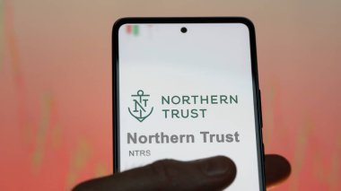 29 Nisan 2024, Chicago, Illinois. Northern Trust 'ın logosuna bir değiş tokuş ekranında yaklaş. Northern Trust hisse senetleri, bir cihazda NTRS $.