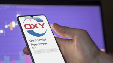 09 Nisan 2024, Houston, Teksas. Bir değiş tokuş ekranındaki Occidental Petroleum logosuna yaklaş. Batılı Petrol Fiyat Hisseleri, Bir aygıta OXY $.