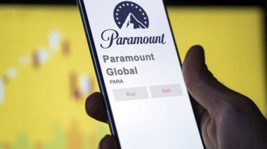 09 Nisan 2024, New York, New York. Değişim ekranında Paramount Global 'ın logosuna yaklaş. Paramount Global Fiyat Hisseleri, bir cihazda PARA $.