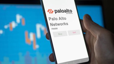 29 Nisan 2024, Santa Clara, Kaliforniya. Palo Alto Ağları 'nın logosuna bir değiş tokuş ekranında yaklaş. Palo Alto Ağları hisse senetleri, bir aygıt için $PANW.