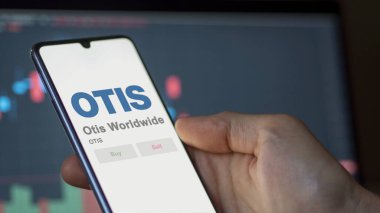 29 Nisan 2024, Farmington, Connecticut. Bir değiş tokuş ekranında Otis Worldwide 'ın logosuna yaklaş. Otis dünya çapında hisse senetleri, bir cihazda OTIS $.