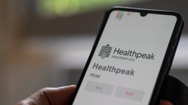29 Nisan 2024, Long Beach, Kaliforniya. Bir değiş tokuş ekranında Healthpeak logosuna yaklaş. Sağlıklı fiyatlar hisse senetleri, cihaza PEAK $.