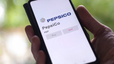 09 Nisan 2024, Purchase, New York. PepsiCo 'nun logosuna yakın çekim yap. PepsiCo hisse senetleri, bir cihazda PEP $.