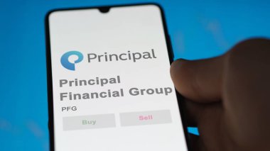 09 Nisan 2024, Des Moines, Iowa. Müdür Financial Group 'un logosunu bir değiş tokuş ekranında kapatın. Müdür Financial Group hisse senetleri, bir cihaza PFG $.