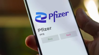 09 Nisan 2024, New York, New York. Bir değiş tokuş ekranında Pfizer 'ın logosuna yaklaş. Pfizer hisse senetleri, cihazda PFE $.