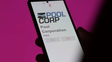 09 Nisan 2024, Covington, Louisiana. Bir değiş tokuş ekranında Bilardo Şirketi 'nin logosunu kapat. Havuz şirketi hisse senetleri, bir cihaza havuz fiyatı.