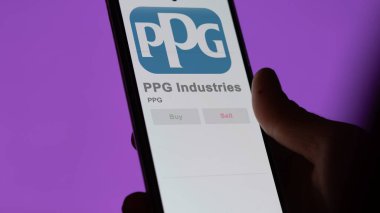 29 Nisan 2024, Pittsburgh, Pennsylvania. PPG Endüstri 'nin logosuna yakın çekim bir değiş tokuş ekranında. PPG Endüstri hisse senedi fiyatları, cihaza PPG $.