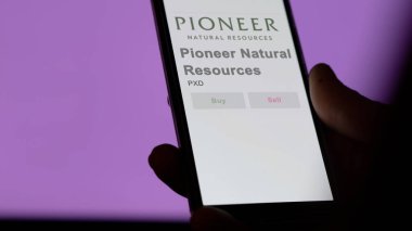 09 Nisan 2024, Irving, Teksas. Bir değiş tokuş ekranındaki Pioneer Doğal Kaynaklar logosuna yaklaş. Öncü Doğal Kaynaklar hisse senetleri, bir aygıt üzerinde PXD $.