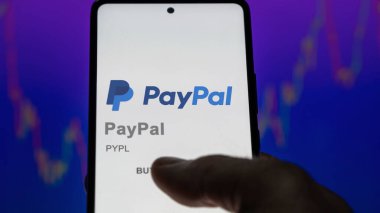 09 Nisan 2024, San Jose, Kaliforniya. Takas ekranındaki PayPal logosuna yaklaş. PayPal fiyat hisseleri, bir aygıtta $PYPL.