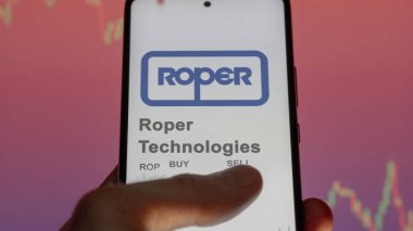 29 Nisan 2024, Sarasota, Florida. Roper Teknolojileri 'nin logosunu bir değiş tokuş ekranında kapatın. Roper Teknolojileri hisse senetleri, bir cihaz için ROP $.