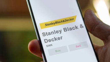 09 Nisan 2024, New Britain, Connecticut. Bir değiş tokuş ekranında Stanley Black & Decker 'ın logosuna yaklaş. Stanley Black & Decker hisse senetleri, bir aygıta $SWK.