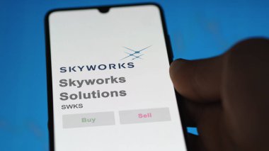 09 Nisan 2024, Irvine, Kaliforniya. Bir değiş tokuş ekranındaki Skyworks Solutions logosuna yaklaş. Skyworks Çözümleri hisse senetleri, SWKS $bir aygıt üzerinde.