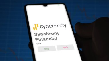 29 Nisan 2024, Stamford, Connecticut. Synchrony Financial 'ın logosunu bir değiş tokuş ekranında kapatın. Senkronize Finansal Fiyat Hisseleri, SYF $bir aygıt üzerinde.
