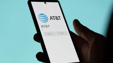 09 Nisan 2024, Dallas, Teksas. Değiş tokuş ekranındaki AT & T logosuna yaklaş. AT & T fiyat hisseleri, bir aygıta T $.