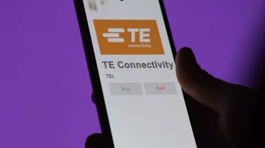 09 Nisan 2024, Schaffhausen, İsviçre. Bir değiş tokuş ekranındaki TE-Bağlantı logosunu kapat. TE Bağlantı Fiyat Hisseleri, bir aygıt üzerinde TEL $.